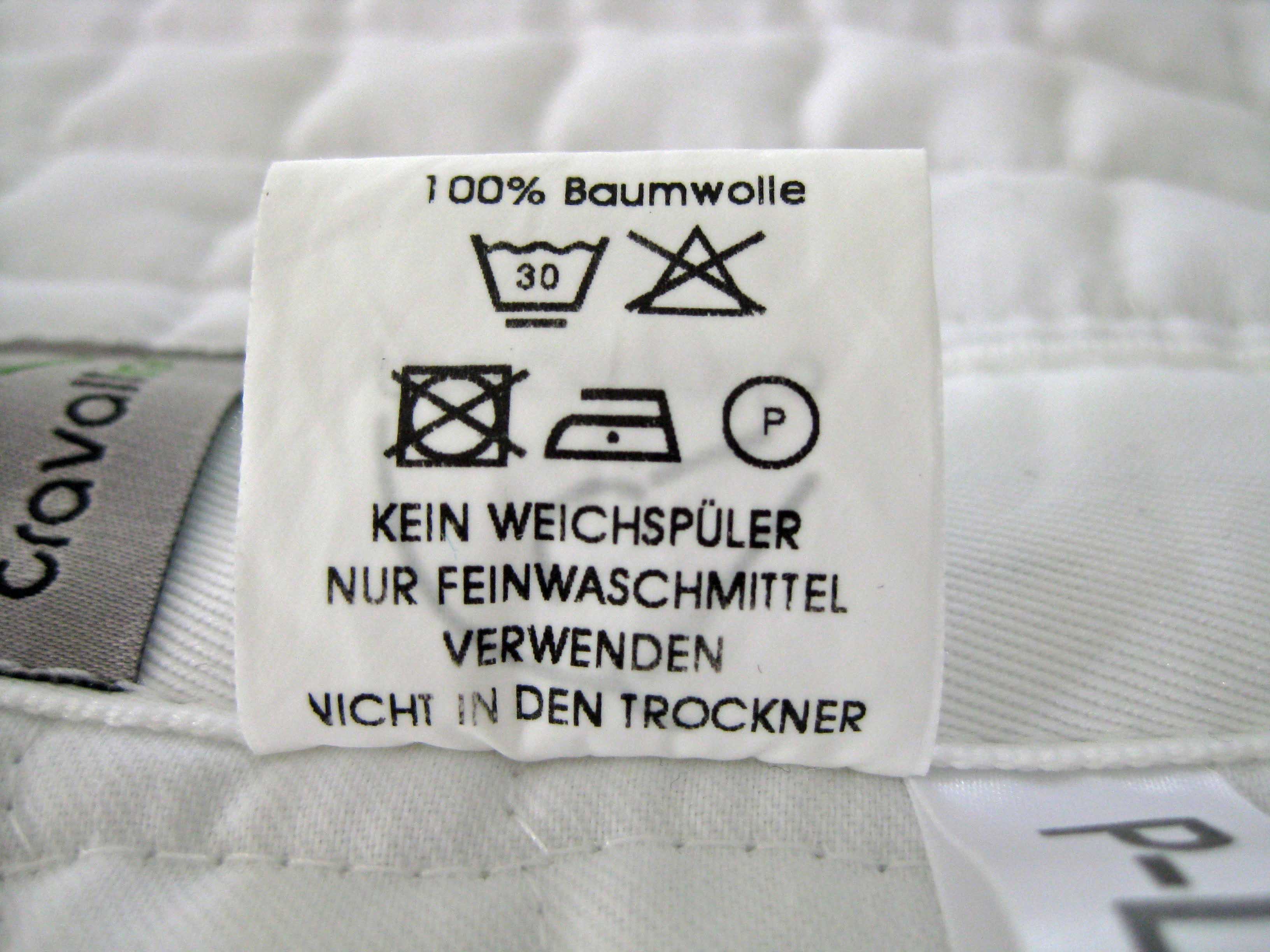 Textilkennzeichnungsetikett bei einer Satteldecke